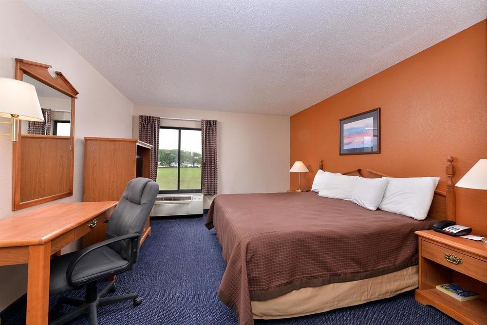Red Roof Inn & Suites Austin East - Manor Eksteriør billede