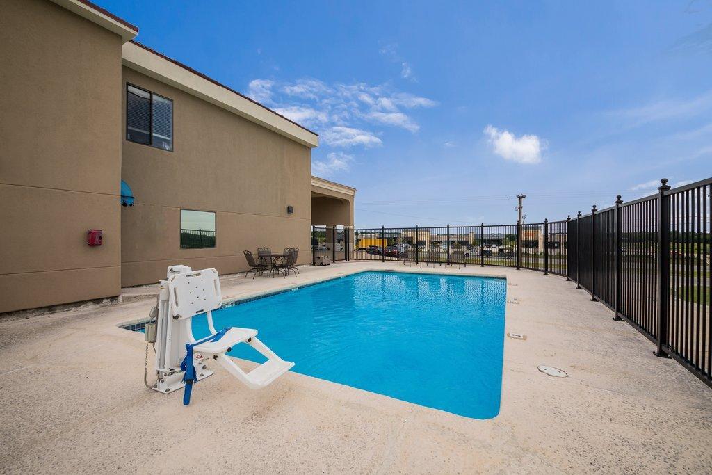 Red Roof Inn & Suites Austin East - Manor Eksteriør billede