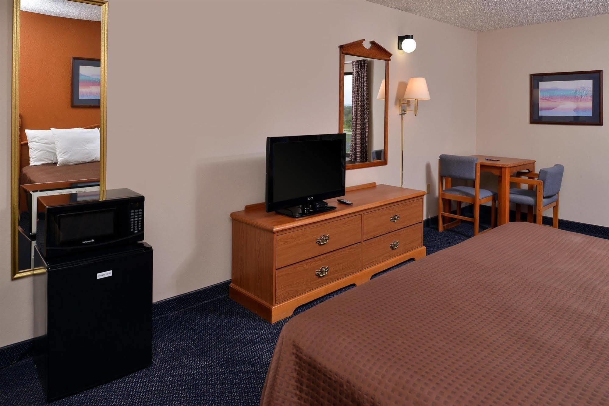 Red Roof Inn & Suites Austin East - Manor Eksteriør billede